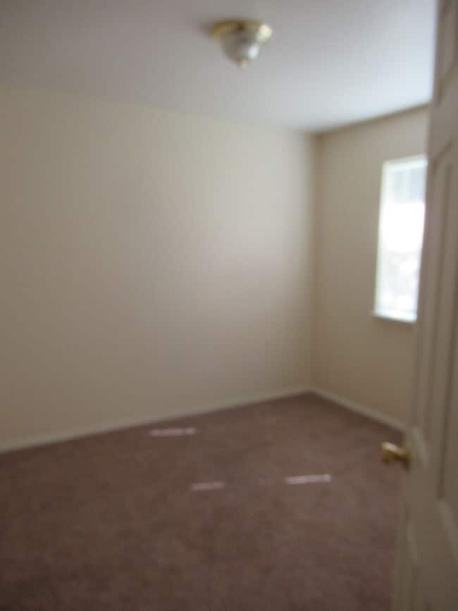 Building Photo - Town Home!