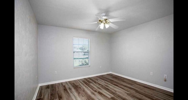 Building Photo - Bright and spacious home in Eagle Point!