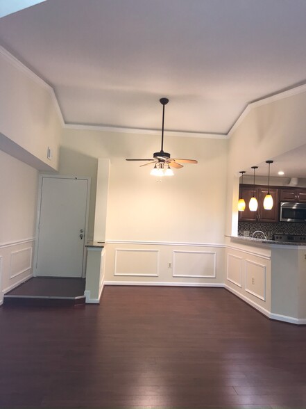 Entrance and dinning room - 6918 Victoria Dr