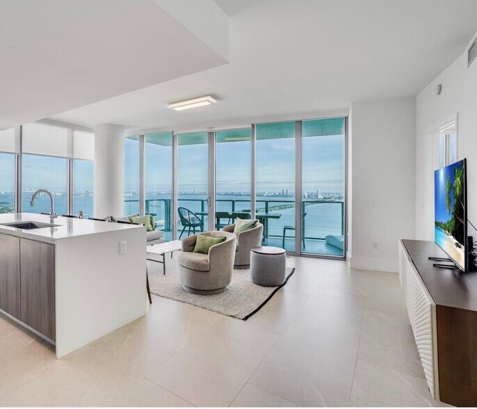 Primary Photo - 2900 NE 7th Ave