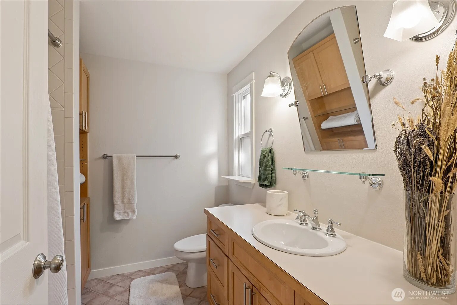 Building Photo - 622 6th Ave W