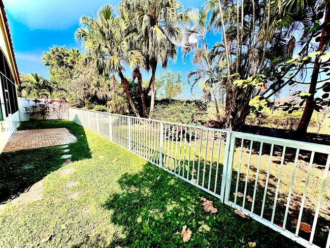 Fenced Yard - 10667 Oak Bend Way