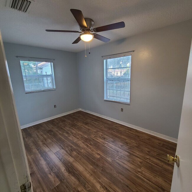Building Photo - Charming Three Bedroom One Bathroom House ...