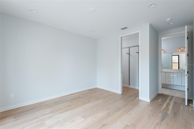 Building Photo - 530 W Plaza Pl