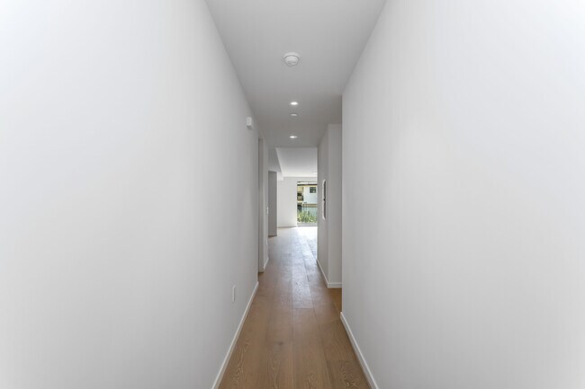 Building Photo - 1618 Hilts Ave
