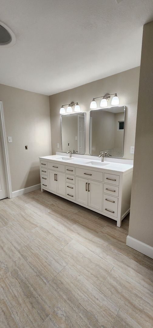 Building Photo - 13027 5 Brooks