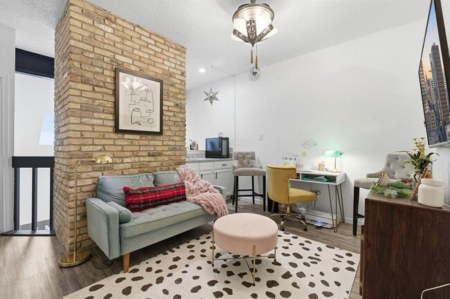 Building Photo - 10819 Crown Colony Dr