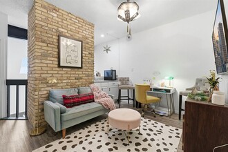 Building Photo - 10819 Crown Colony Dr