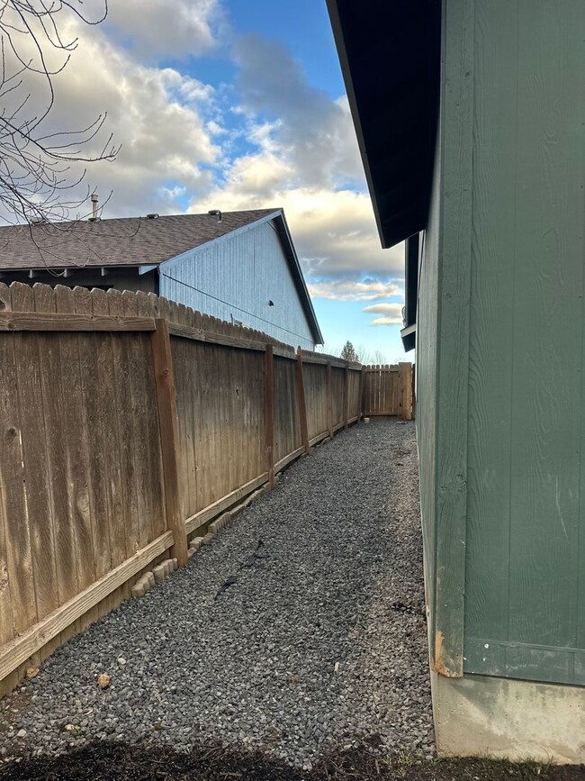 Building Photo - Lovely SE Single Story 3 Bedroom Home with Office!