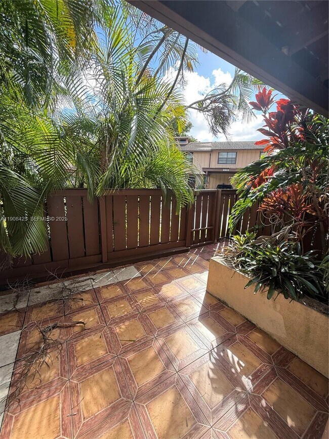 Building Photo - 9986 Royal Palm Blvd