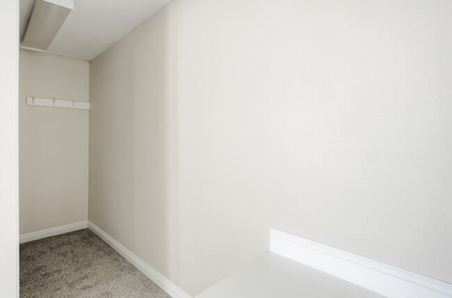 Building Photo - Park Hill 2 Bed Townhome - MOVE IN SPECIAL - Parking Included