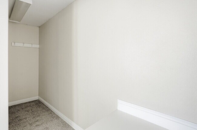 Building Photo - Park Hill townhome with outdoor space and ...