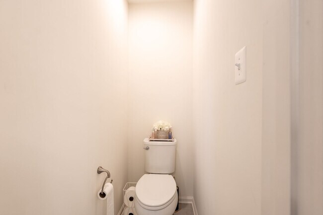 Building Photo - Stunning 3 BR/2 Full BA & 2 Half BA Townho...