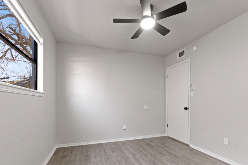 Building Photo - 1304 Pinewood Ct