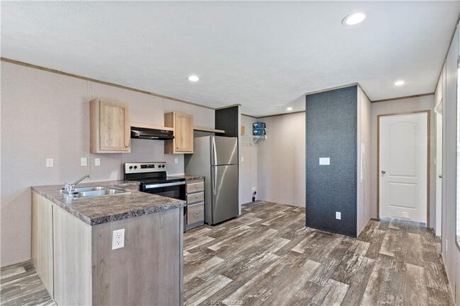 Building Photo - 3933 Graham Rd N