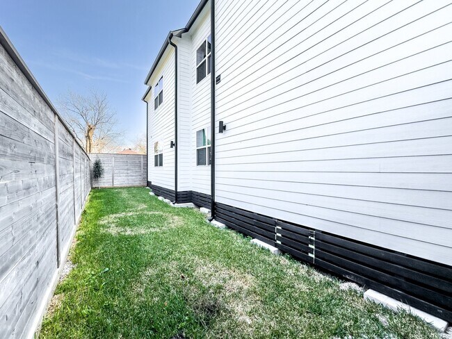 Building Photo - 4114 Castor St