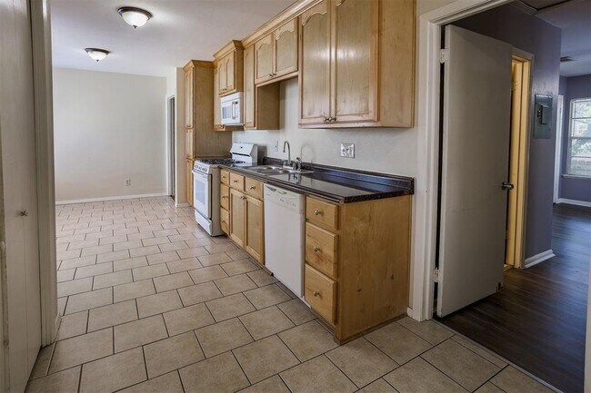 Building Photo - 5504 Avenue F