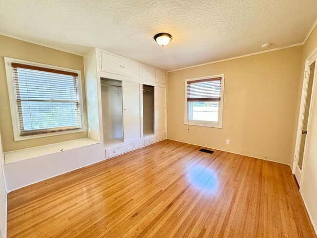 Building Photo - Naples Island Gem!