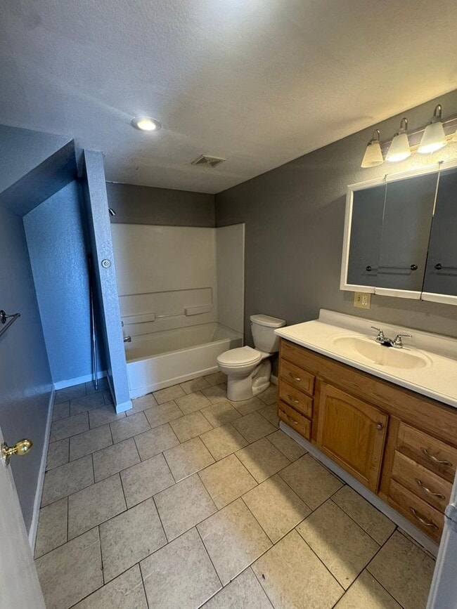 Building Photo - Remodeled 4 bedroom in Trinidad!