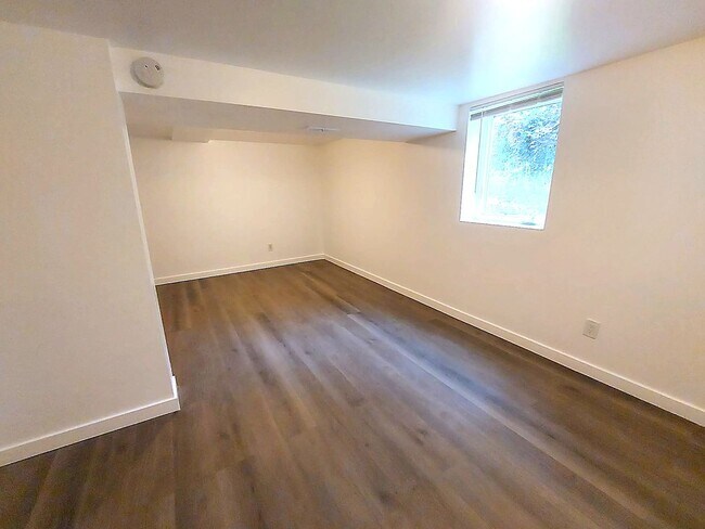 Building Photo - Spacious 4BD/3BA with Fenced Yard & Front Porch in North Seattle!