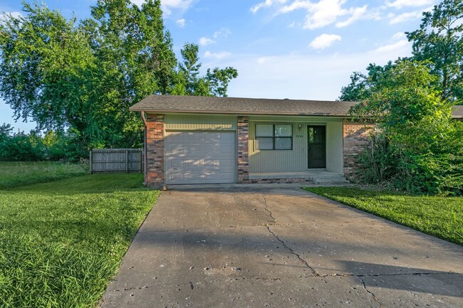 Primary Photo - 2204 Douglas St