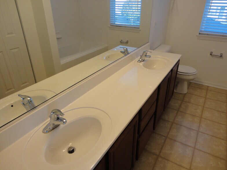 Building Photo - 1825 Bluestem Cir