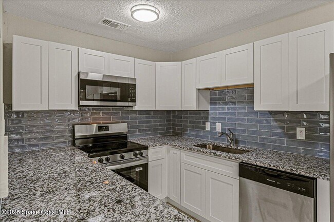 Building Photo - 1104 Azalea Ln