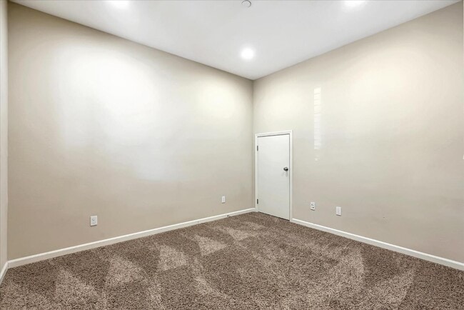 Building Photo - 165 W Questa Trail