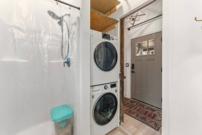 Building Photo - 264 Lake St