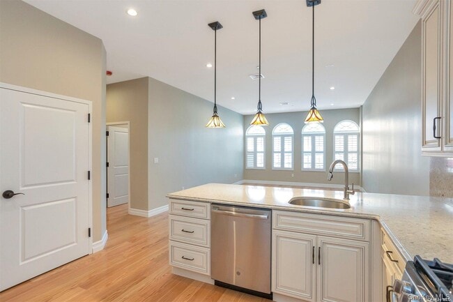 Building Photo - 10 Wall St