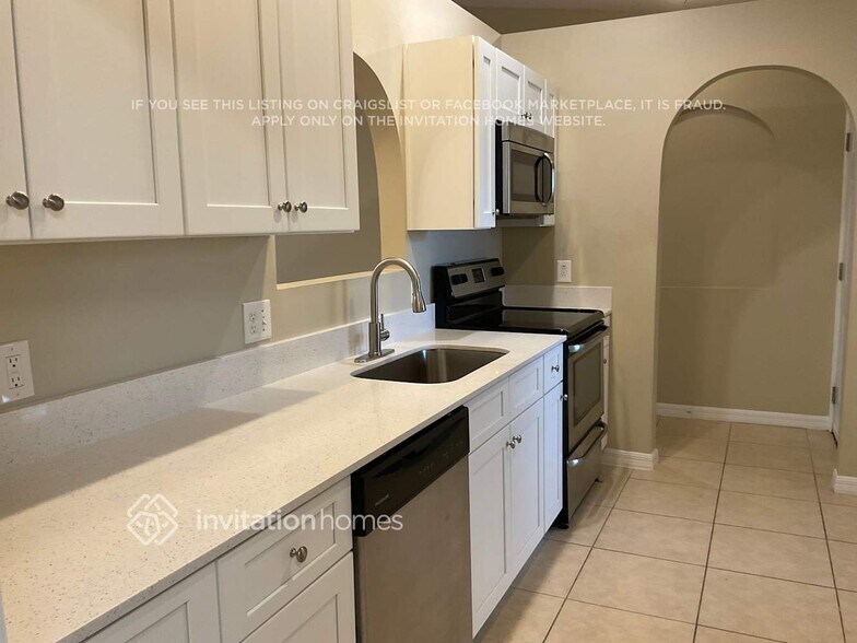 Building Photo - 3215 Burdock Ave