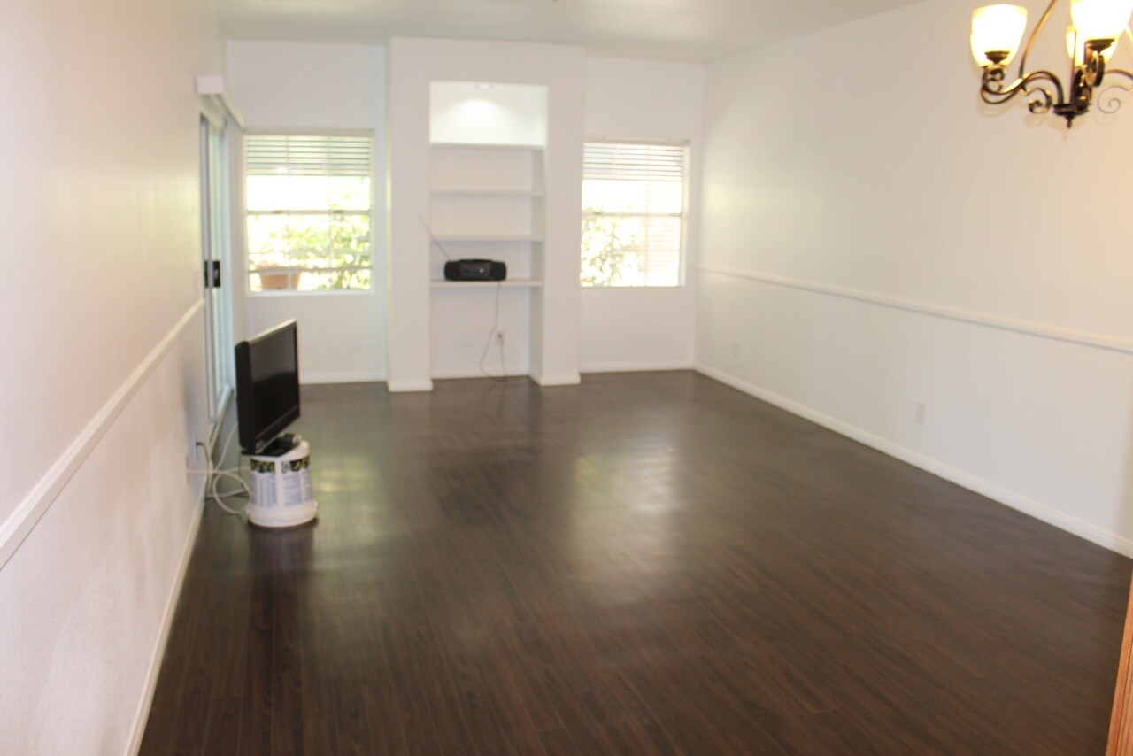 Living Space - 415 Townsquare Ln