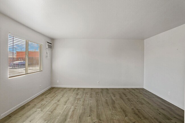 Building Photo - 111 N Walnut Ave