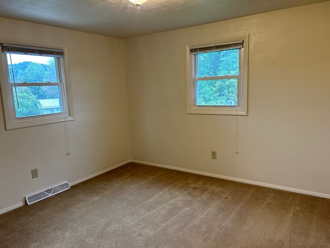 Building Photo - 108 Oak Rd