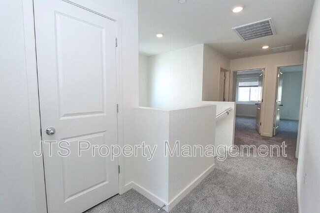 Building Photo - 2104 Shady Tree Cir