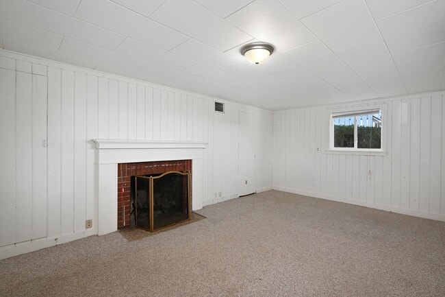 Building Photo - 3 Bedroom Home in Rainer Beach - Beautiful view over Lake Washington