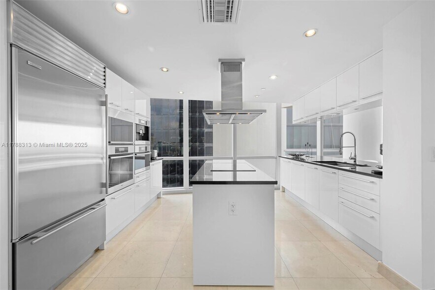 Building Photo - 17121 Collins Ave