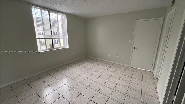 Building Photo - 10000 NW 80th Ct