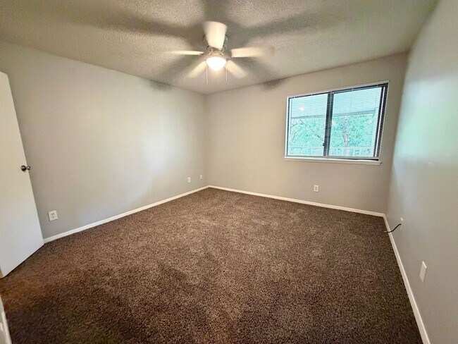 Building Photo - Beautifully Remodeled | 1 Bed · 1 Bath | Pet Friendly
