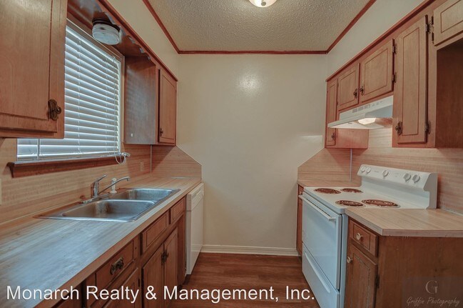 Building Photo - 9406-9408 Ferrara Dr