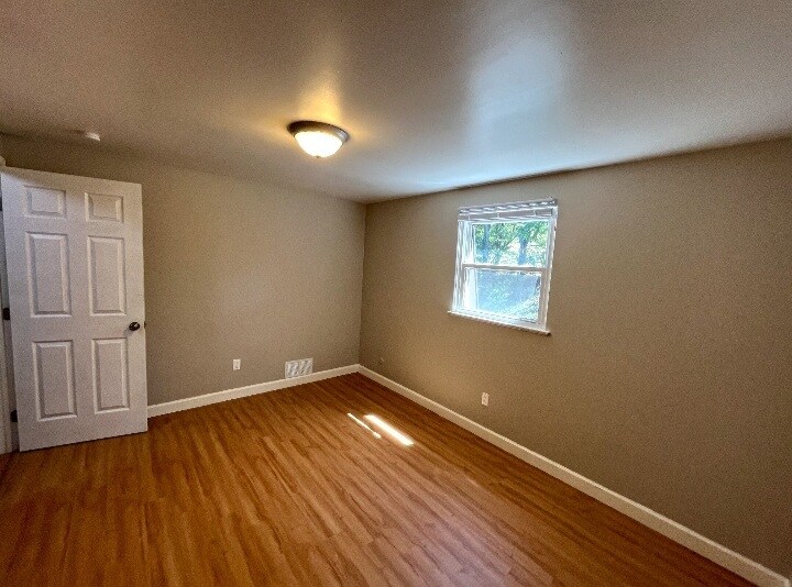 Building Photo - 1390 Lincoln Dr