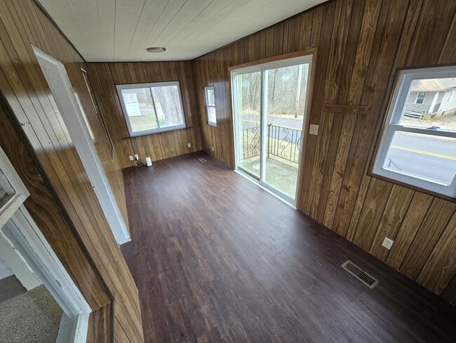 Building Photo - 615 Pekin Ave