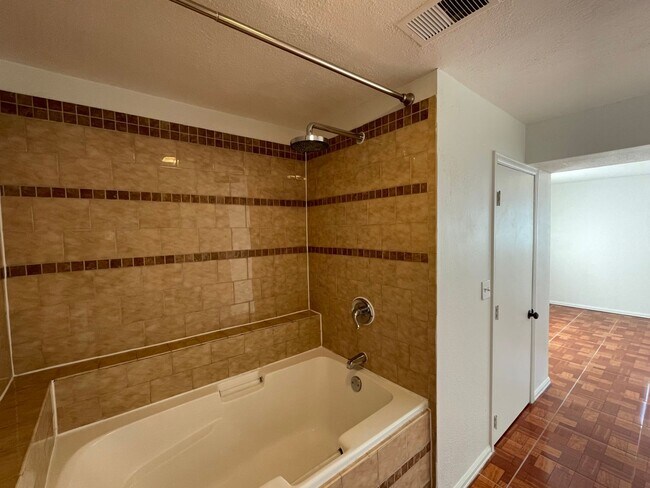 Building Photo - Cozy Tri-Level Home in Thornton! AVAILABLE June 2nd!