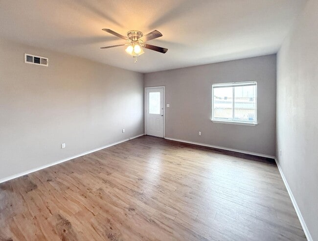 Building Photo - Stylish 3-Bedroom, No-Carpet Living with Flexible Move-In Terms in Princeton, TX