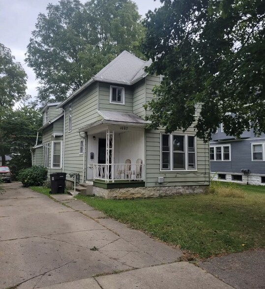 Building Photo - 1007 1st St