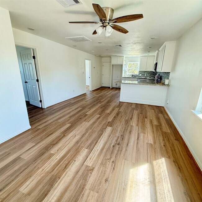Building Photo - 143 Bastrop Bayou Dr