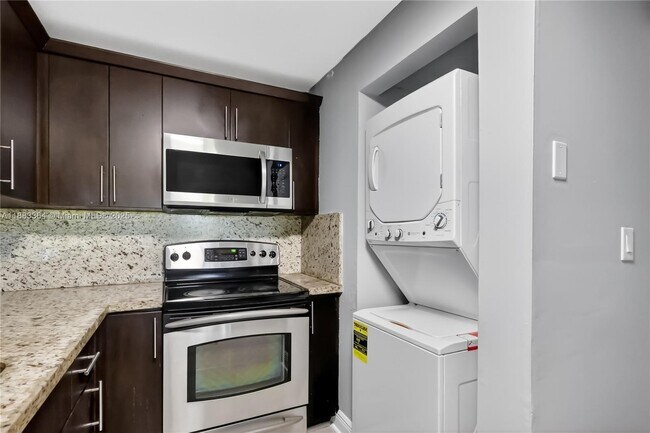 Building Photo - 10000 NW 80th Ct