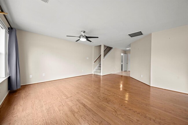 Building Photo - 8016 Golf Green Cir