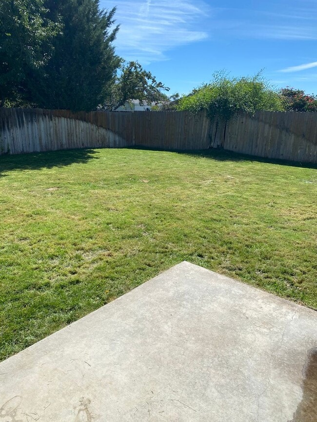 Building Photo - Great location, 3 bedroom house with large...