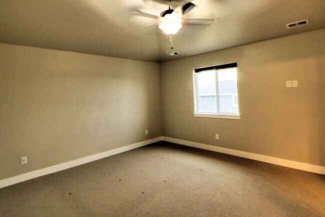 Building Photo - 7440 N Hutch Ln